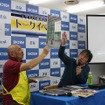 グラフィックデザイナーの南幅さん（右）は、鶴見線で撮影した写真を使いながら「駅猫」を紹介。聞き手は千原さんの「相方」こと田中由行さん（左）。