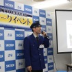 鉄道職員風の制服姿で全体の司会進行を担当した書泉グランデの広瀬祐理さん。出版社が主体として行われる販促イベントに対し、「テツナイト」は書泉が主体となって企画された。次回は12月17日に開催予定。