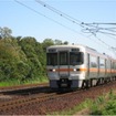 電化工事により架線が敷設された武豊線を走る気動車。ダイヤ改正に先駆け、2015年3月1日から電車による運転に切り替わる。