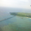 宮古空港に着陸する旅客機のなかから見えた来間島と来間大橋。この手前に宮古島がある