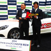 2014ヤナセ・ジャイアンツMVP賞を受賞した長野久義選手とヤナセ社長・井出健義氏（2014年12月24日、ヤナセ本社）