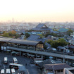 東京都足立区西新井の大師前駅。その向こうには西新井大師の本堂が見える