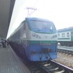 ウズベキスタンの特急列車をけん引する電気機関車。南車グループの株洲電力機車が製造した。