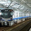 車両はJR西日本から521系電車を譲り受けて運用する。写真は北陸本線で運用されている現在の521系。