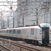 訪日客向けに発売している『成田エクスプレス』の片道割引切符は3月14日から往復券に変わる。写真は総武本線を走る『成田エクスプレス』。