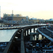 天王洲アイル駅から京浜運河を眺める。地下ルートの山手トンネルは写真右手から京浜運河の下に沿って設置されている。写真左手の煙突は大井火力発電所