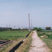 現在の天理線は1915年に法隆寺～平端～天理間が開業したが、このうち法隆寺～平群間は戦時中に休止。戦後の1952年には正式に廃止された。写真は1995年に撮影した廃線跡で、農道と化していた。