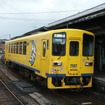 南島原駅で発車を待つ島原鉄道のキハ2500形気動車。「のってのって券」は同駅はじめ島原鉄道の主な駅などで発売している。