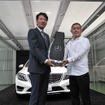 メルセデス・ベンツ日本の上野社長(左)とデリバリーコーナーの1号車を納車した森田氏