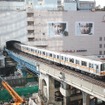 渋谷駅を発車した直後の銀座線01系（2013年）。写真左側には東急時代の5000系が乗り入れていた東急東横線の渋谷駅があったが、2013年の地下化により解体工事が進められている。