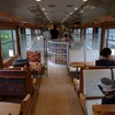 「ろくもん」の1号車。2人分（1人がけ二つ）または4人分（2人がけ二つ）のボックス風席を配している。