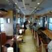 「ろくもん」2号車。窓向きのカウンター席と反対側の窓を向いた2人がけソファ席が設けられている。