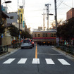 葛飾区のバス社会実験「新金01系統」が走る柴又街道から京成電車を眺める
