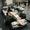 バトンがF1初優勝した時のマシン、ホンダRA106（2006年）もホンダ本社前に展示された（手前）。