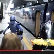 YouTubeで公開された「第1話 ラピートルジャー誕生！」より。「ラピートルジャー」と「ゴキブラー」が関西空港駅のプラットホームで戦闘を繰り広げた。