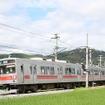 1000系電車の1004号編成。現在の姿で走るのは2月26日限りとなり、「丸窓ラッピング」を施した「Mimaki号」に生まれ変わる。