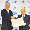 JSTの中村道治理事長（左）、JAXAの奥村直樹理事長（右）
