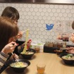 メインのラーメンを食べている女性たち