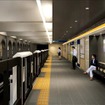 上野広小路駅（プラットホーム）：天井を黒で仕上げて存在感を消し、空間を広げるような演出を行う。