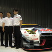 GT300に参戦する#3 GT-Rの陣営。左から星野一樹、長谷見監督、高星明誠。