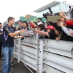 F1日本GP（木）ファンイベント：ファンにサインをするセバスチャン・ベッテル（レッドブル）