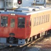 朱一色の首都圏色に塗り替えられた小海線のキハ110系。2月17日から運行を開始している。