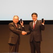 日本通信の三田聖二社長（左）とVAIOの関取高行社長