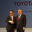 トヨタ自動車の豊田章男社長（左）とIOCのトーマス・バッハ会長（右）