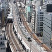 上野東京ラインは上野～東京間に増設した線路を使用。神田駅の前後では東北新幹線の線路の上を走る（写真は2014年撮影の試運転列車）。