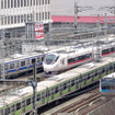 宇都宮線・高崎線・常磐線と東海道線が直通する「上野東京ライン」が3月14日に開業。常磐線の電車（左側2本）は東京を経て品川まで乗り入れる