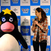すみだ水族館に登場した、光と音楽とペンギンの新展示「ペンギンキャンディ」（3月21日～7月17日）。3月19日のオープニングイベントには動物好きな森泉も登場。ペンギンを抱き「連れて帰りたい！」と笑った