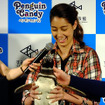 すみだ水族館に登場した、光と音楽とペンギンの新展示「ペンギンキャンディ」（3月21日～7月17日）。3月19日のオープニングイベントには動物好きな森泉も登場。ペンギンを抱き「連れて帰りたい！」と笑った