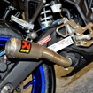 MotoGPスタイルのアクラボビッチ製レーシングマフラーを装着したヤマハ YZF-R25（東京モーターサイクルショー15）