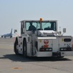 巨大な航空機を押すトーイングカー