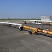 巨大な航空機を押すトーイングカー