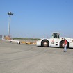 巨大な航空機を押すトーイングカー