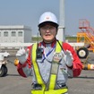 巨大な航空機を押すトーイングカー