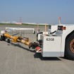 巨大な航空機を押すトーイングカー