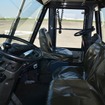 巨大な航空機を押すトーイングカー