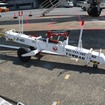 巨大な航空機を押すトーイングカー