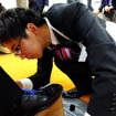 コロンブス「第43回靴みがき入社式」のようす。同社常務取締役の大下正則氏は今回の入社式を終えて「心を空っぽにしてみがくと、心がみがかれる」と総評した