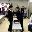 コロンブス「第43回靴みがき入社式」のようす。同社常務取締役の大下正則氏は今回の入社式を終えて「心を空っぽにしてみがくと、心がみがかれる」と総評した