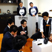 コロンブス「第43回靴みがき入社式」のようす。同社常務取締役の大下正則氏は今回の入社式を終えて「心を空っぽにしてみがくと、心がみがかれる」と総評した