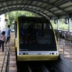 皿倉山を登る帆柱ケーブルのケーブルカー。4月1日付で社名を「皿倉登山鉄道」に改称した。