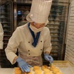 「anovan」の店内で生ブッセをつくっている様子