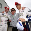 GT500のポールは#37 RC F。右から平川、舘監督、カルダレッリ。