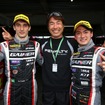 GT300ポールの#10 GT-R、左からクート、田中哲也監督、千代。