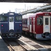 『おいこっと』（右）は十日町駅で上越妙高～十日町間を結ぶ観光列車『越乃Shu＊Kura』（左）と接続。この二つの列車により長野県北部と新潟県上越地方の周遊ルートを構成している。