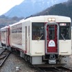 「快速」の列車種別を表示して替佐駅に入線する『おいこっと』。土曜・休日を中心に長野～十日町間を1往復する。