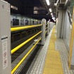 JR拝島駅に設置された昇降式ホームドア。3月28日から試験運用が始まった。